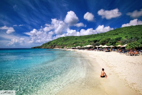curacao-island-paradise-white-sand-beach-crystal-clear-blue-water